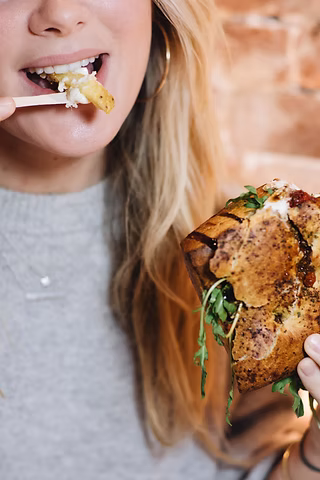 Oude Beemster Kaas — Oude kaas, rucola, pesto, tomaat, cashew.