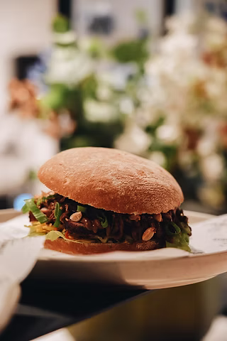 Green Seoul — Rucolamix, zoetzure saus, kimchi, coleslaw, bosui, sesam.